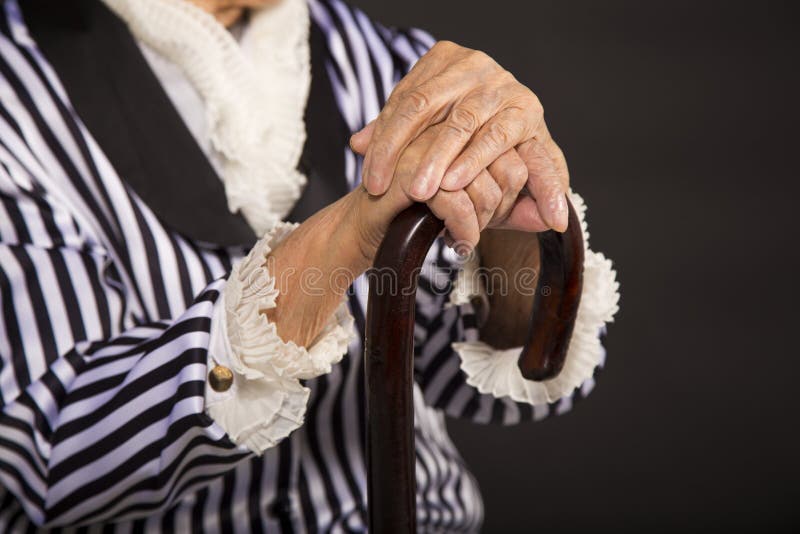Παλαιό grandma σε ένα άσπρος-μαύρο ριγωτό σακάκι στοκ φωτογραφίες